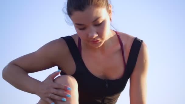 Atlética joven mujer entrena el cuerpo y se prepara para correr — Vídeos de Stock
