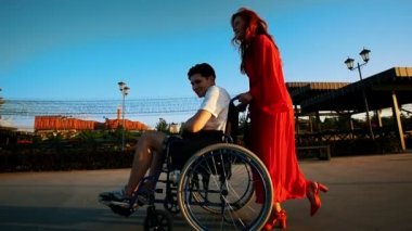 Akşamları, Promenade sandalyedeki güzel kızıl saçlı kız rulo adama yakın çekim