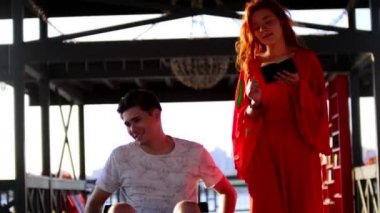 Genç adam onu A kitap okuyan güzel kızıl saçlı kız ile yürüyüş tekerlekli sandalyede