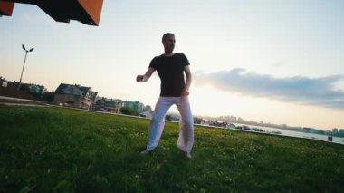 Güçlü adam gösterir akrobatik numara üzerinden capoeira dövüş ve savunma sanatı