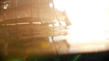 Sudan güzel geliyor, Güneş parlamayı şaşırtıcı genç kadın