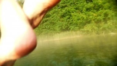 Genç kadın bir turkuaz mayo baloncuklar bir sürü suya atlar