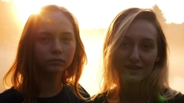 Zwei Mädchen blicken in die Kamera — Stockvideo