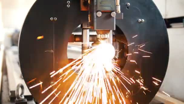 Grinding machine is cutting the pipe and a lot of sparks flying. — Stock Video