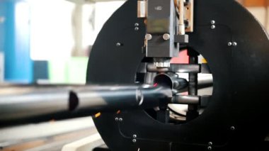 Aygıt kesme ve boruyu ikiye bölünmüş