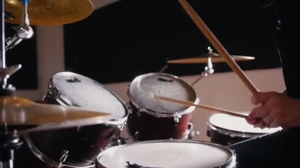 Meisje drummer neemt bochten beats op elke trommel — Stockvideo