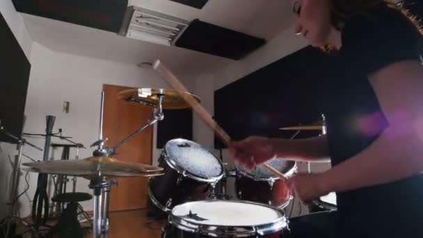 Mujer joven tocando la batería en el estudio — Vídeo de stock