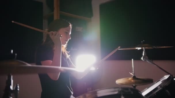 Meisje drummer meisje speelt emotioneel de drums — Stockvideo