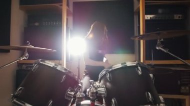 Çok duygusal davulcu çalış stüdyoda davul kızdır