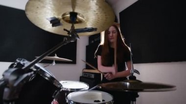 Çok duygusal davulcu çalış stüdyoda davul kızdır