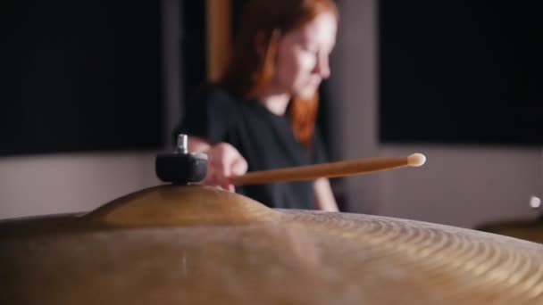 Menina-músico bate um pau em um tambor — Vídeo de Stock