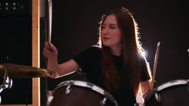 Chica batería tocando la batería con los ojos cerrados — Vídeo de stock