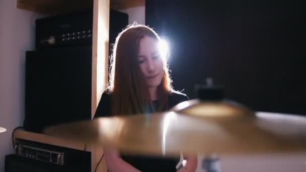 Ragazza è molto diligente musicista suona la batteria — Video Stock