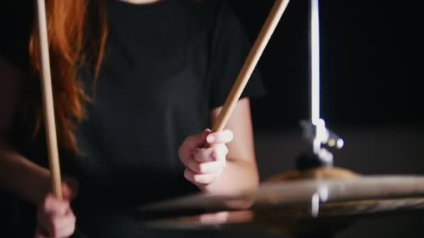 Девушка с рыжими волосами играет на барабанах — стоковое видео