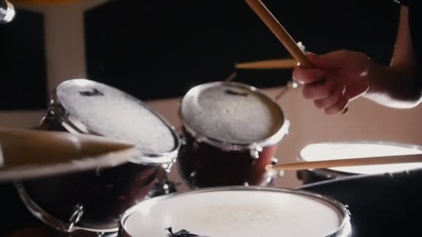 Дівчина з рудим волоссям грає на барабанах — стокове відео