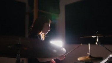Gece club müzik - şehvetli şık kız perküsyon davulcu gerçekleştirmek kaya