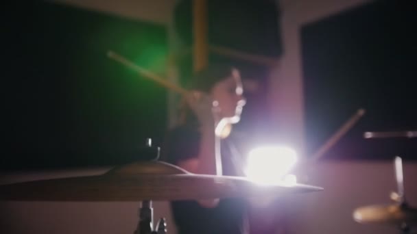 Dashing girl baterista con pelo negro en el garaje - banda de rock — Vídeos de Stock