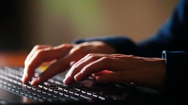 Mãos femininas digitando o texto no laptop — Vídeo de Stock