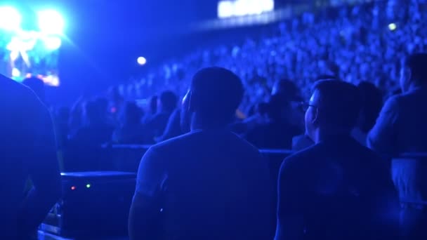 La multitud de sombras de gente bailando en el concierto — Vídeo de stock