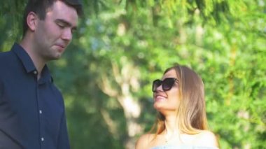 Yaz parkta konuşan genç mutlu arkadaşlar