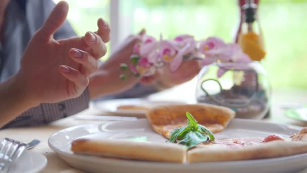 젊은 사람들의 손에 레스토랑에서는 피자의 조각 — 비디오