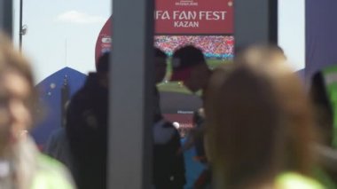 Kazan, Rusya Federasyonu - 16 Haziran 2018: FIFA Dünya Kupası 2018 - Şampiyonası'nda Rus askeri guardians - polis kalabalığın korur