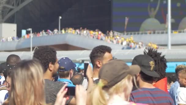 KAZAN, RUSIA - 16 de junio de 2018: Copa Mundial de la FIFA 2018 - hinchas caminando después del partido Australia - Francia — Vídeos de Stock