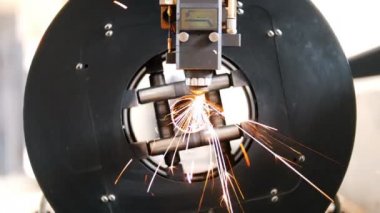 Değirmeni tüp keser, kıvılcımlar daha fazla oldu, bir dairesel dönüş