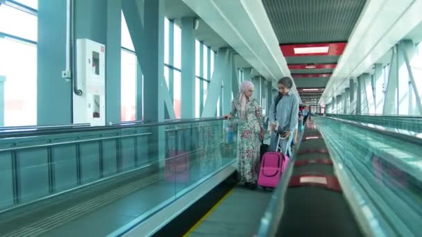 Dos mujeres musulmanas viajando en la estación de tren — Vídeos de Stock