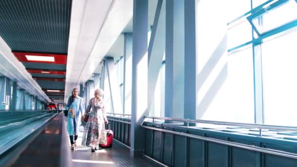 Twee Moslimvrouwen reizen in het station — Stockvideo