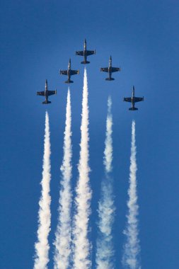 Kazan, Rusya Federasyonu - Ağustos 2018 -, beş uçak L-39 hızla hava gösterisi kadar uçmak