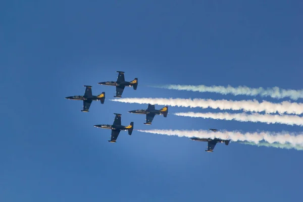 Kazan, Rusland - augustus 2018, - toespraak door de acrobatische team "Rus", die uit vijf vliegtuigen L-39 bestaat — Stockfoto