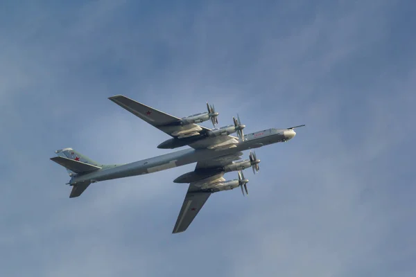 Kazan, Rusland - augustus 2018 - toespraak door militaire vliegtuigen, lucht Toon "Ik kies de hemel" — Stockfoto