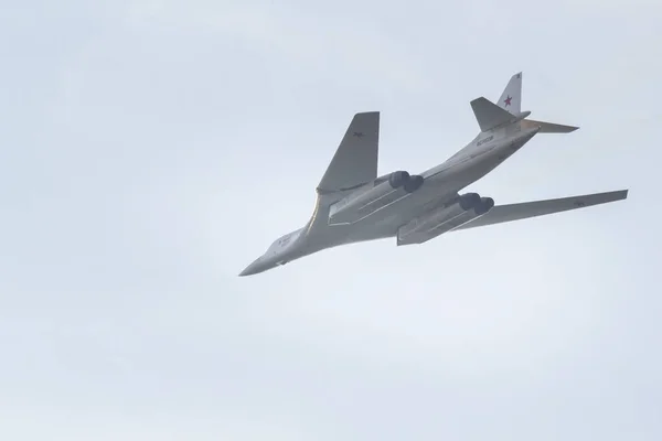 Kazan, Rusland - augustus 2018, - militair vliegtuig zweeft boven de stad van Kazan, deelneemt aan de lucht laten zien — Stockfoto
