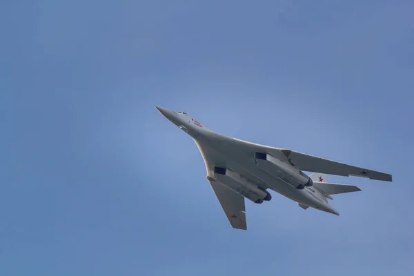 Kazan, Rusland - augustus 2018, - gevechtsvliegtuigen vliegen over de stad van Kazan, deelneemt aan de lucht laten zien "Ik kies de hemel" — Stockfoto