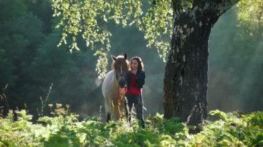 Binici kafa bandı bir at ormanda sabah erken düzeltiyor.