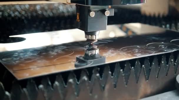 Διαδικασία παραγωγής, το μηχάνημα αντλεί ομαλή κύκλους στο φύλλο μετάλλου — Αρχείο Βίντεο
