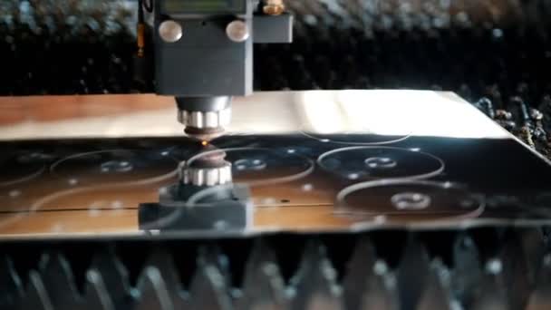 The machine draws smooth circles on the metal sheet — Stock Video