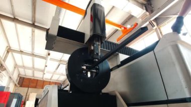 Makine testereleri metal bir adam işçi elini çerçevesinde bu süreçte eşlik.