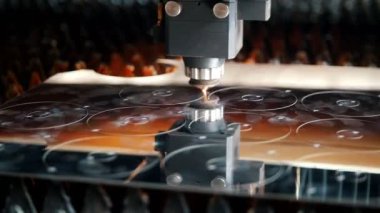 Ekipman eller metal bir sayfasına çizer, lazer uçan kıvılcım