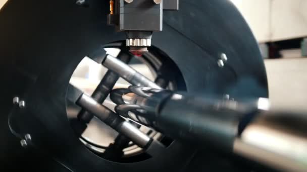 Maskinen sågar metallen gnistor flyga från laser — Stockvideo