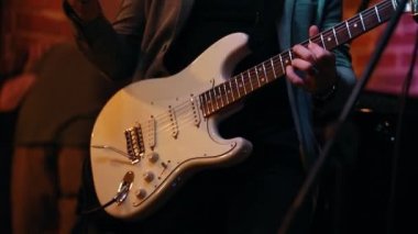 Ustaca bir caz barda mens eller, çerçeve bir performans için gitar çalmak bir adam yakın çekim