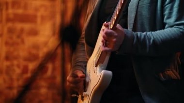 Mens bir caz bar bir performans için oynayan bas eller