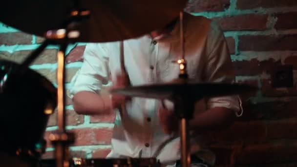 Musicista in camicia bianca che suona la batteria per una performance in un jazz bar — Video Stock