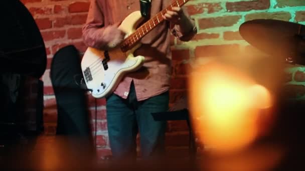 Músico masculino toca la guitarra en una noche en un bar de jazz — Vídeo de stock