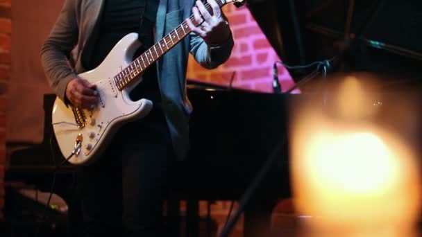 A man plays guitar at a party in a jazz bar, in the frame only his hands — Stock Video