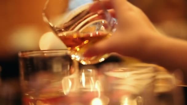 El camarero vierte una bebida de un vaso a otro vaso — Vídeos de Stock