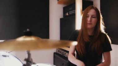 Genç kadın perküsyon baterist bateri ile gerçekleştirme