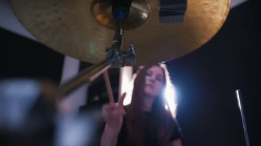 Gece club müzik - şehvetli şık kız perküsyon davulcu gerçekleştirmek kaya