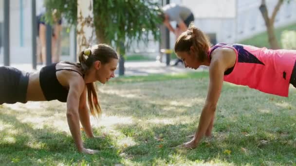 Deux petite amie effectuer l'exercice ensemble pour s'aider mutuellement — Video